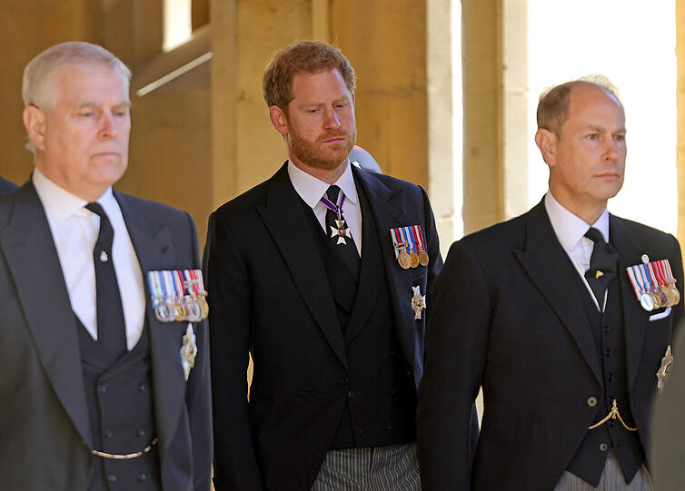 Prinz Harry geht mit Prinz Andrew (li.) und Prinz Edward (re.) zum Trauermarsch.