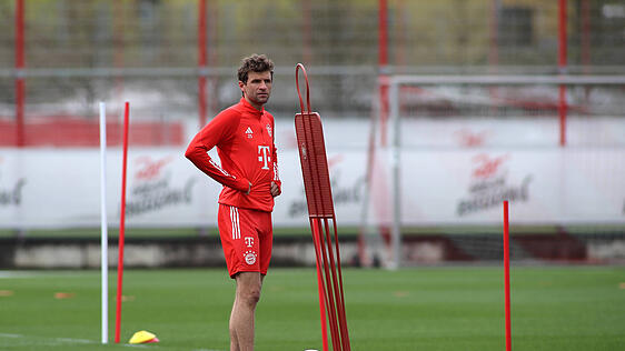 Auch Thomas Müller hakt den Gewinn der deutschen Meisterschaft ab.