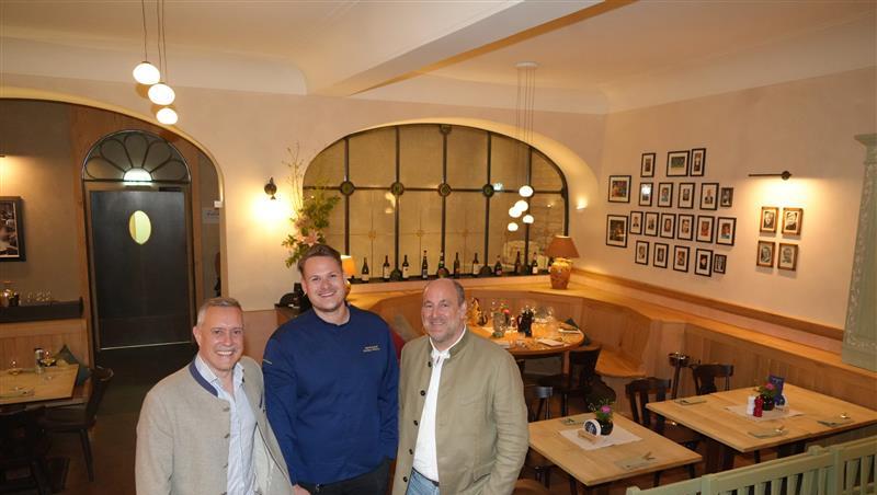 Betriebsleiter Sebastian Caputo, Chefkoch Philipp Richter und Wirt Sebastian Kuffler (v. l.) laden ein zur Ess-Klasse ins Traditionslokal Zum Sedlmayr.
