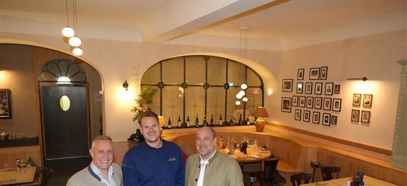 Betriebsleiter Sebastian Caputo, Chefkoch Philipp Richter und Wirt Sebastian Kuffler (v. l.) laden ein zur Ess-Klasse ins Traditionslokal Zum Sedlmayr.