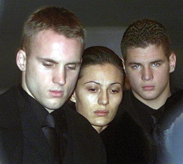 2000 wird Raznatovic in Belgrad erschossen. Seine Witwe erscheint mit zwei seiner Söhnen zur Beerdigung.
