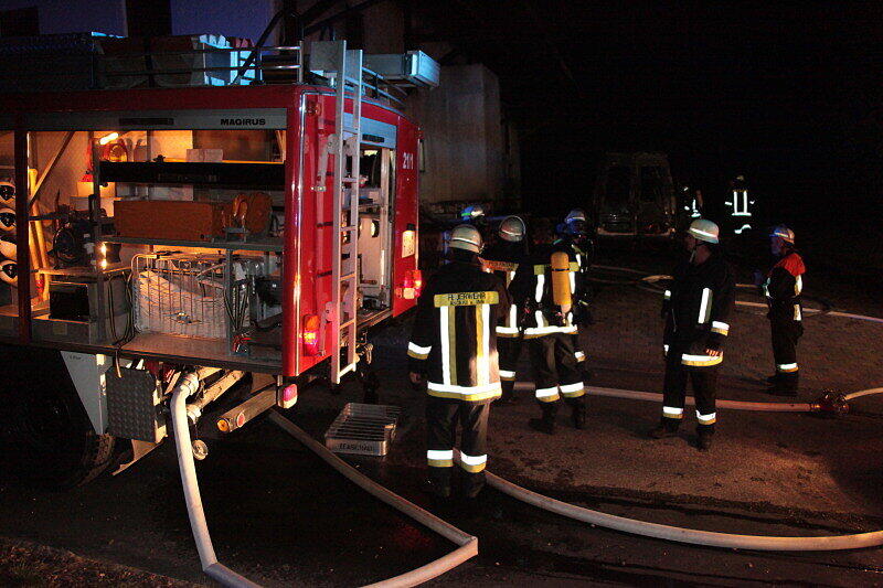 Völlig ausgebrannt: In Tötenberg bei Aschau stand ein Klein-Lkw in Flammen. Als die Feuerwehren beim Fahrzeug eintrafen, stand es bereits voll in Brand. Die Ursache des Feuers war zum Montagmorgen noch unbekannt.