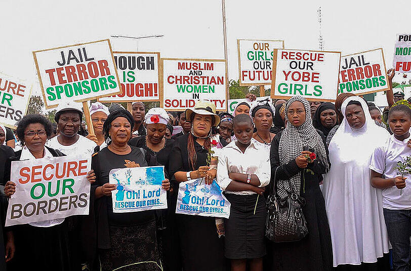 Nigerianische Frauen protestieren gegen die Regierung. Sie tue zu wenig, um die von Boko Haram verschleppten Mädchen zu retten.
