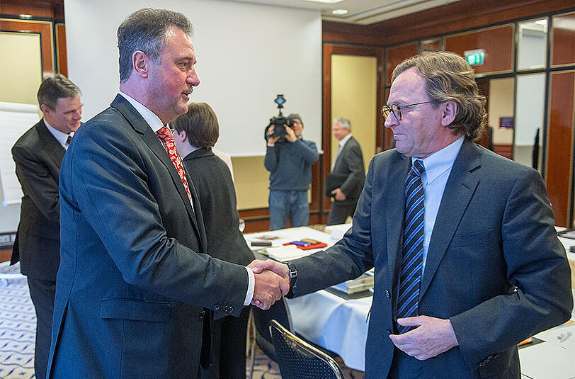 Bahn-Personalchef Ulrich Weber (r.) und der GDL-Vorsitzende Claus Weselsky setzen ihre Tarifverhandlungen fort.
