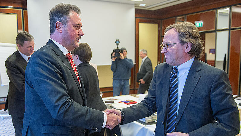 Bahn-Personalchef Ulrich Weber (r.) und der GDL-Vorsitzende Claus Weselsky setzen ihre Tarifverhandlungen fort.