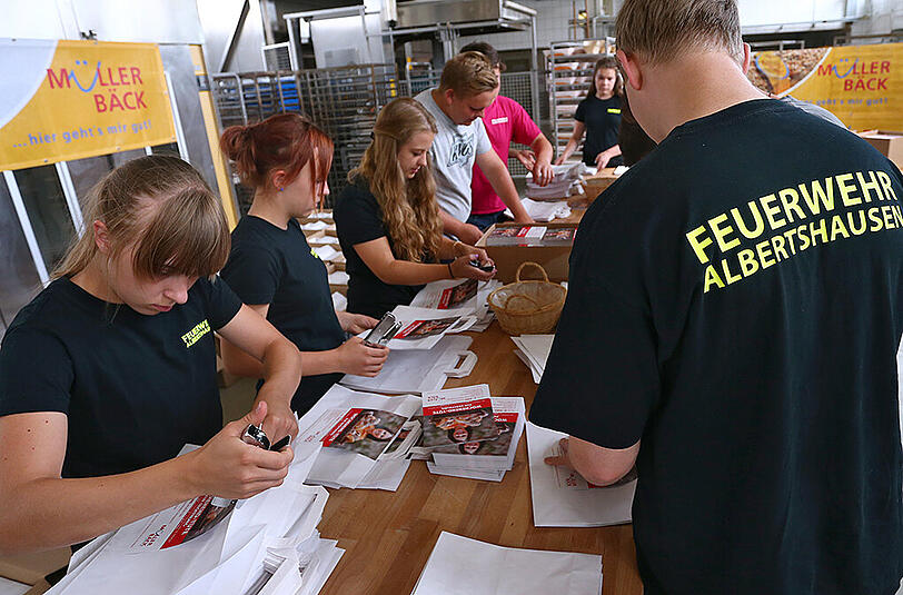 Werbeflyer auf Bäckerei-Tüten. Die Jugendlichen der Feuerwehr Albertshausen brauchen dringend ein neues Feuerwehrauto.