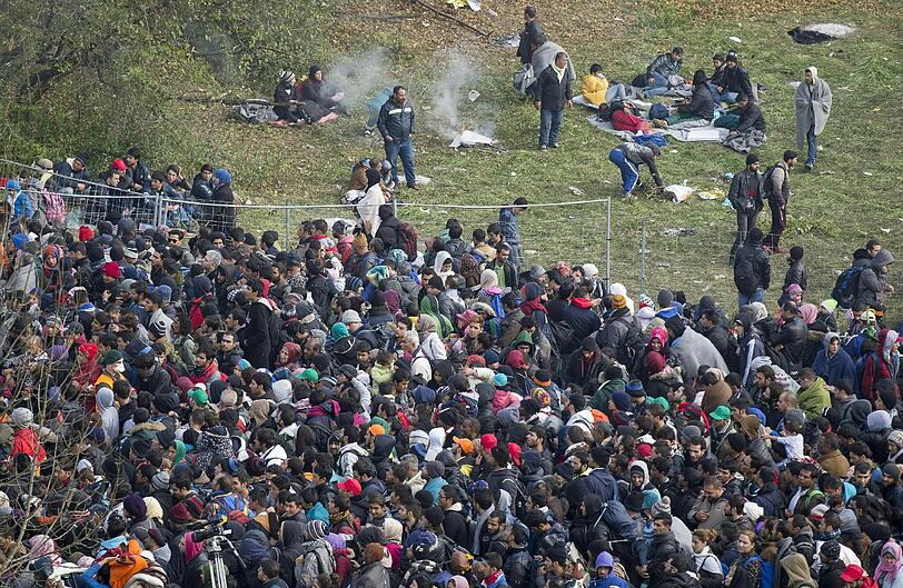 Flüchtlinge warten an der slowenisch-österreichischen Grenze, um nach Deutschland oder Schweden weiterzuziehen. In Passau wird der Platz immer knapper.
