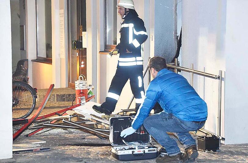 Die Täter sprengten den Geldautomat in die Luft. Schaden erlitt aber vor allem das Gebäude.