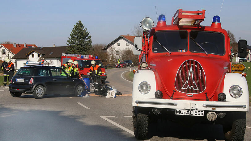 Der Motorradfahrer wurde verletzt und kam ins Krankenhaus. Die Bilder von der Unfallstelle.