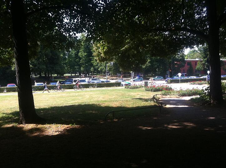 Die Polizei sperrt die Straße am Eingang zum Luitpoldpark.
