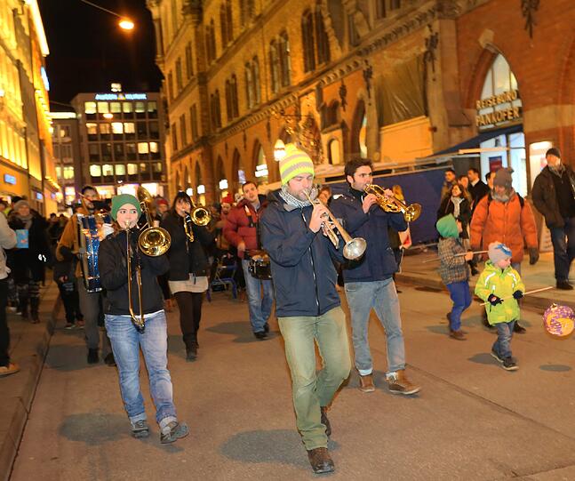 Leuchtende Augen und Lichterglanz: Beim Martinszug durch die Altstadt ging's vom Viktualienmarkt bis zum Dom. Der Breznreiter war auch dabei.