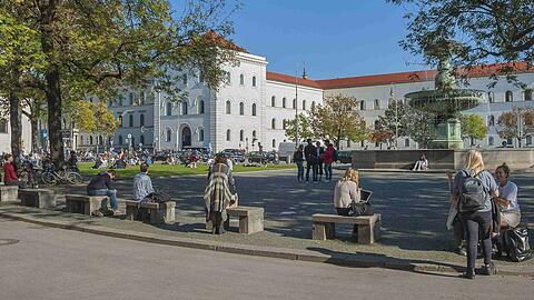 Der Bayerische Oberste Rechnungshof (ORH) stieß nach eigener Darstellung im Rahmen einer "Querschnittsprüfung des Reisekostenwesens der Universitäten" auf die Vorgänge an der Ludwig-Maximilians-Universität - hier der Geschwister-Scholl-Platz mit seinem Springbrunnen.