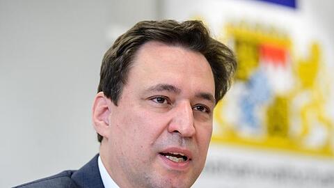 Georg Eisenreich (CSU), Justizminister von Bayern, spricht auf einer Pressekonferenz. Foto: Matthias Balk/Archivbild