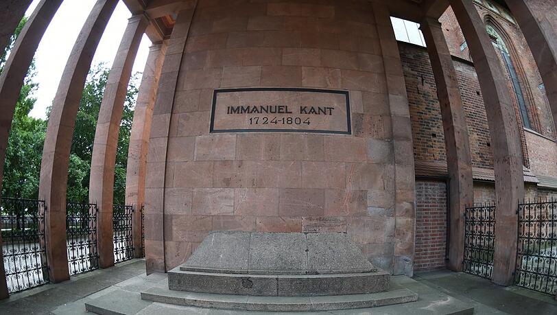 Das Grab von Immanuel Kant in Königsberg. Das Grab von Immanuel Kant in Königsberg.