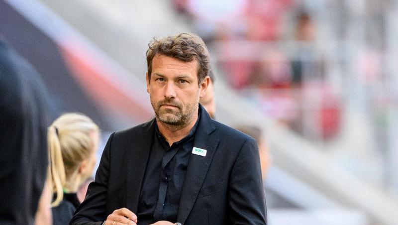 FCA-Trainer Markus Weinzierl geht über den Platz.