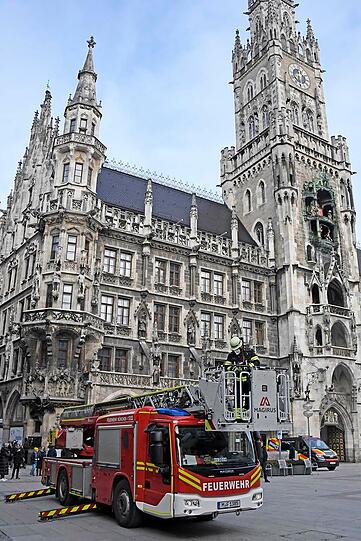 Die Feuerwehr muss am Marienplatz anrücken: Eine Jungkatze ist in großer Gefahr.