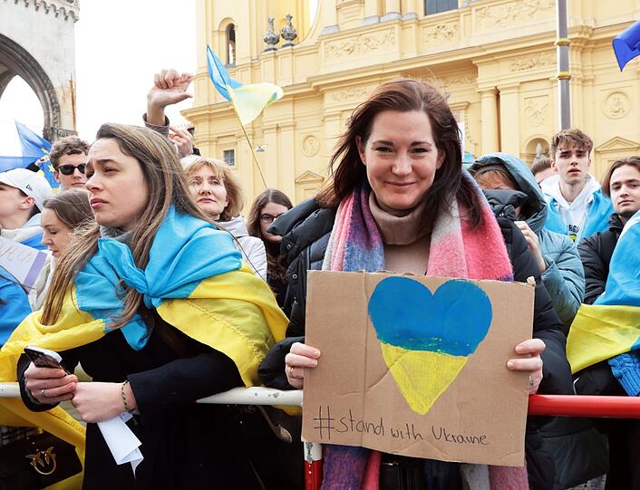 Ein Herz für die Ukraine zeigt diese Demonstrantin, die Farben Blau und Gelb dominieren am Samstag auf dem Odeonsplatz.