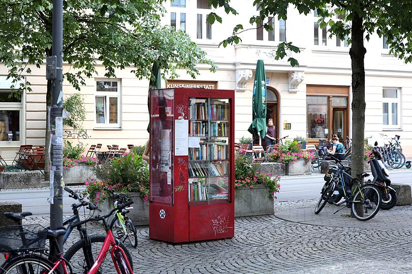 Prall gefüllt: der Bücherschrank am Genoveva-Schauer-Platz.