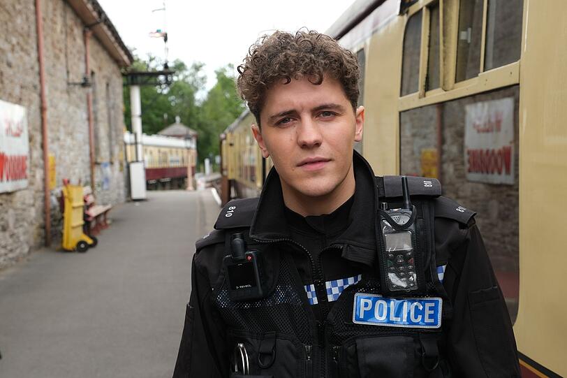 In der nordirischen Comedy-Serie "Derry Girls" spielte Dylan Llewellyn den etwas begriffsstutzigen englischen Cousin einer Hauptfigur. In "Beyond Paradise" tritt er als PC Kelby Hartford in viele Fettnäpfchen. In der nordirischen Comedy-Serie "Derry Girls" spielte Dylan Llewellyn den etwas begriffsstutzigen englischen Cousin einer Hauptfigur. In "Beyond Paradise" tritt er als PC Kelby Hartford in viele Fettnäpfchen.