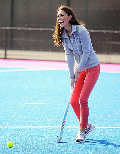 Herzogin Catherine schwingt in London den Hockeyschläger.