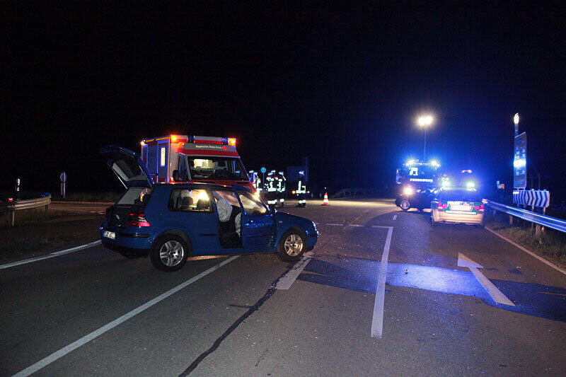 Ein Autofahrer nahm einem anderen bei der Einfahrt auf die Straße die Vorfahrt. Bei dem Unfall wurde eine Person leich verletzt.