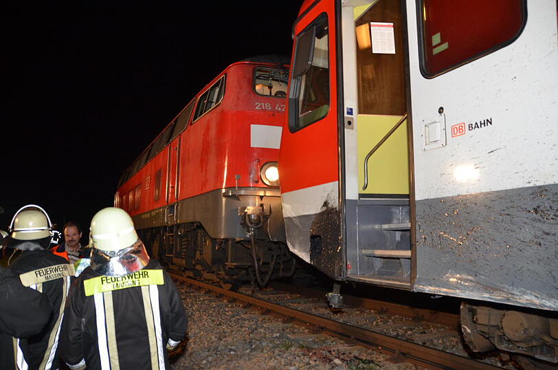 Eine Regionalbahn hat in Massing (Landkreis Rottal-Inn) ein Auto erfasst und in eine Wiese geschleudert. Bei dem Unfall am Montagabend wurden die 55-jährige Autofahrerin und ihre 72-jährige Beifahrerin schwer verletzt, wie die Polizei in Eggenfelden mitteilte. Sehen Sie hier die Bilder von der Unfallstelle.