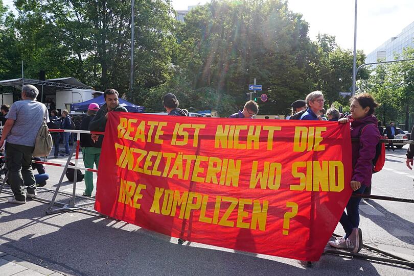Protestplakate vor dem Gerichtsgebäude.