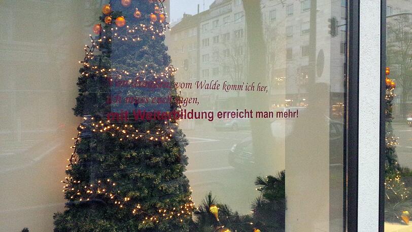 Das weihnachtliche Schaufenster der Akademie Handel an der Brienner Straße.