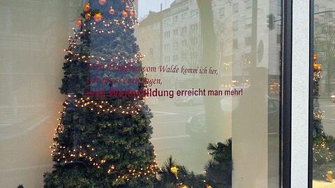 Das weihnachtliche Schaufenster der Akademie Handel an der Brienner Straße.