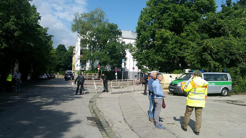 Die Polizei errichtet Absperrungen.