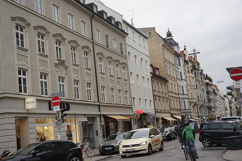 In vielen Altbauten im Univiertel leben Studenten in Wohngemeinschaften &ndash; wie hier in der Amalienstraße. Wenn die WGs ausziehen, übernehmen immer öfter junge Gutverdiener die Wohnungen, deren Mieten steigen.