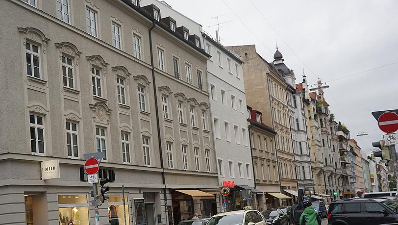 In vielen Altbauten im Univiertel leben Studenten in Wohngemeinschaften – wie hier in der Amalienstraße. Wenn die WGs ausziehen, übernehmen immer öfter junge Gutverdiener die Wohnungen, deren Mieten steigen. In vielen Altbauten im Univiertel leben Studenten in Wohngemeinschaften – wie hier in der Amalienstraße. Wenn die WGs ausziehen, übernehmen immer öfter junge Gutverdiener die Wohnungen, deren Mieten steigen.