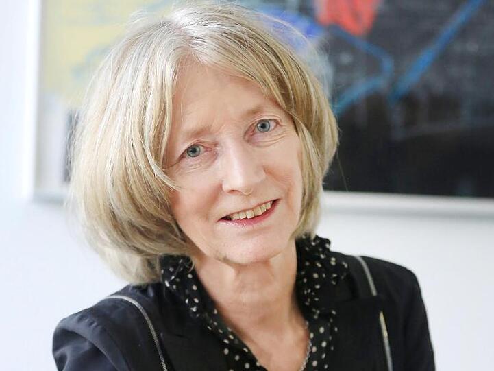 Nike Wagner sitzt in Bonn in ihrem Büro. Foto: Oliver Berg/dpa/Archivbild