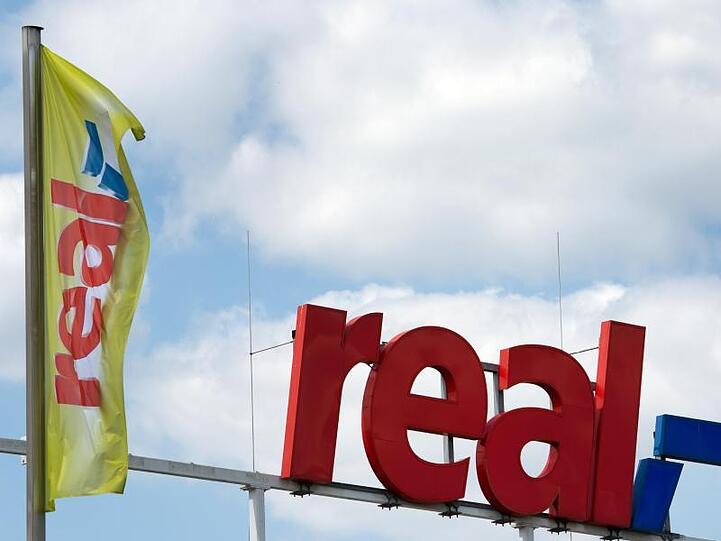 Real wird übernommen. Viele Beschäftigte fürchten den Jobverlust.