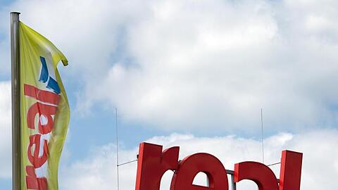Real wird übernommen. Viele Beschäftigte fürchten den Jobverlust.