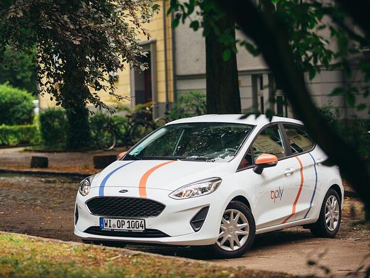 Ein Fahrzeug des Carsharing-Anbieters Oply: Das Unternehmen stellt seinen Dienst in Deutschland ein.