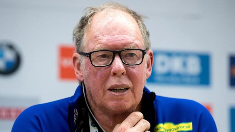 Der damalige Cheftrainer der schwedischen Biathleten, der Ruhpoldinger Wolfgang Pichler, spricht während einer Pressekonferenz.