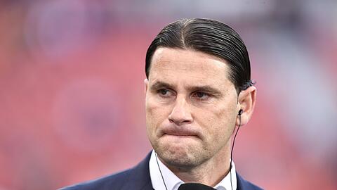 Leverkusens Trainer Gerardo Seoane gibt vor dem Spiel ein Interview.