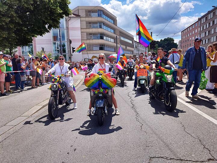 Die Dykes on Bikes führen traditionell die CSD-Parade an.