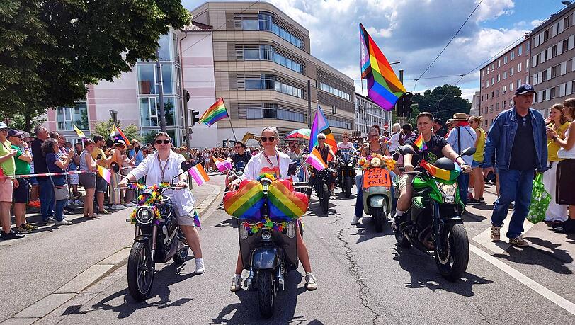 Die Dykes on Bikes führen traditionell die CSD-Parade an. Die Dykes on Bikes führen traditionell die CSD-Parade an.