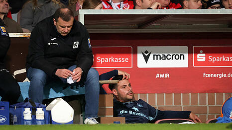 Das Ende aller Aufstiegstr&auml;ume bedeutet f&uuml;r 1860-Boss Manfred Paula (l.) Gewissheit, was seine Arbeit gleichzeitig erleichtert und erschwert. Immerhin Kevin Volland (r.) ist sicher in der kommenden Saison dabei.