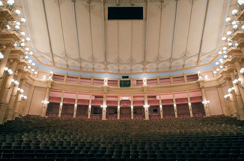 Der Saal im Festspielhaus Bayreuth: Anders als in klassischen Opernh&auml;usern gibt es weder Logen noch Rang-Trib&uuml;nen, sodass im Publikum alle ungef&auml;hr gleich gute Sicht haben.