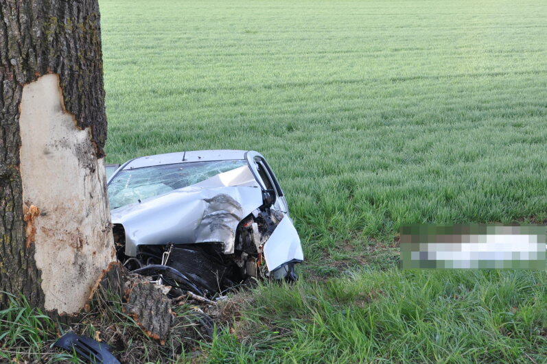Bei Altötting ist ein Pkw-Fahrer von der Fahrbahn abgekommen und gegen einen Baum geprallt. Der Mann starb noch an der Unfallstelle. Die Bilder vom Horror-Unfall