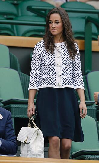 Richtig - die Prinzessinnen-Schwester "herself". Pippa Middleton hält erstmal Ausschau nach ihrem Platz...