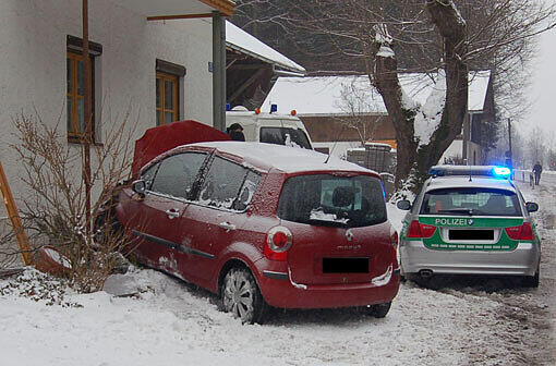 Am Renault entstand Totalschaden. Der Schaden am Haus beträgt ca. 2.500 Euro.