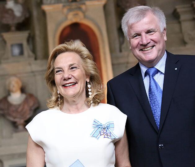 Susanne Porsche Am Mittwoch wurde in München der Bayerischen Verdienstorden vom bayerischen Ministerpräsidenten, Horst Seehofer, an 20 Bürgerinnen und 30 Bürger verliehen.