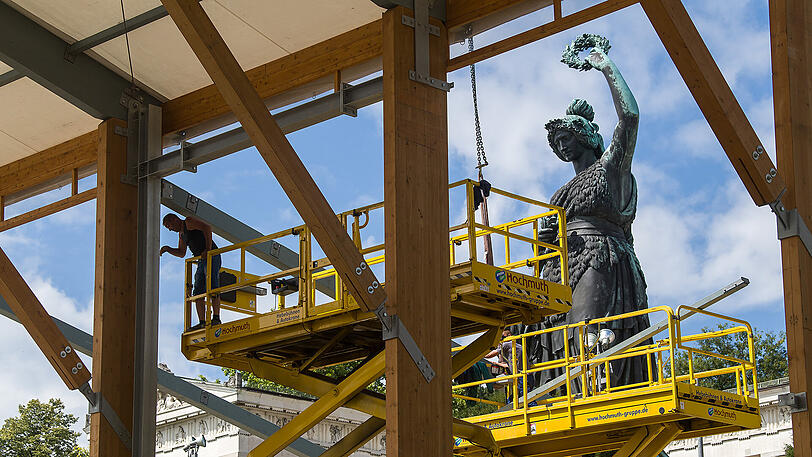 Das Gerüst des Schützenzelts steht schon - am Montag hat der Wiesn-Aufbau offiziell angefangen.