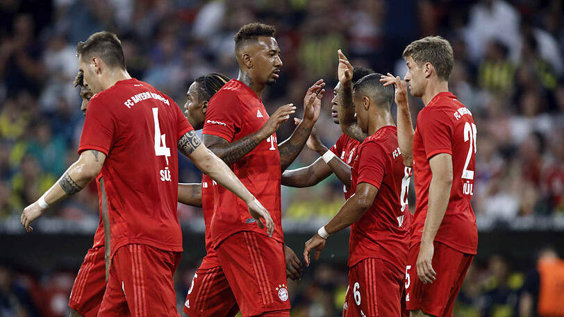 Spielen gemeinsam schon viele Jahre beim FC Bayern: Thomas Müller (r.) und Jérôme Boateng (m.).