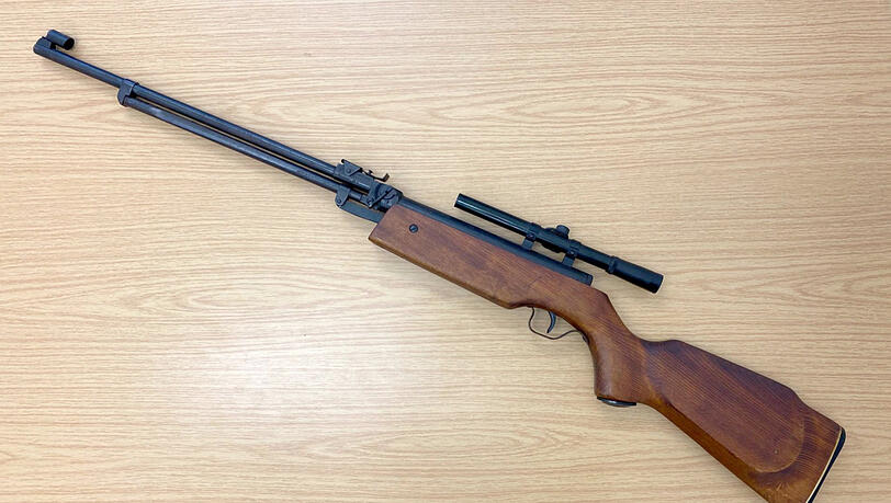 Mit diesem Gewehr lief der Mann durch den Rosenheimer Bahnhof. Mit diesem Gewehr lief der Mann durch den Rosenheimer Bahnhof.