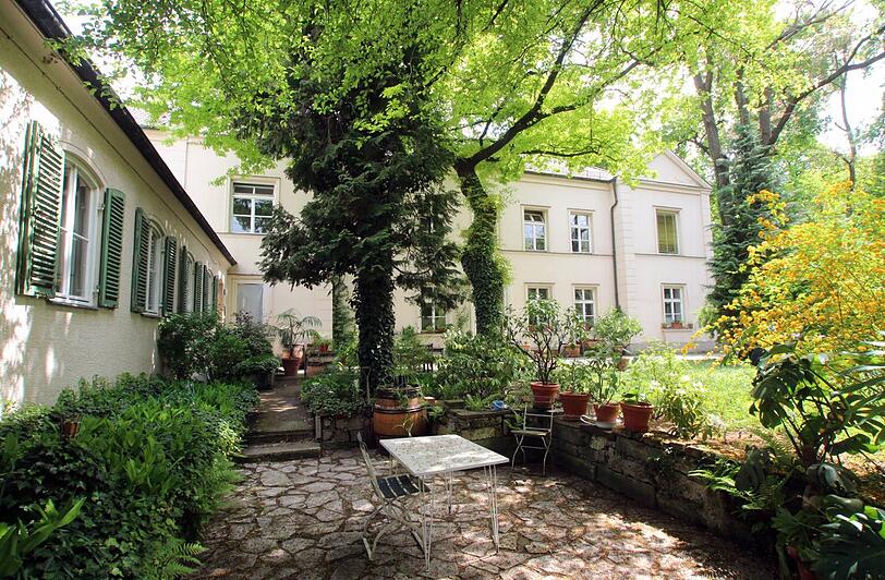 Die Paul-Heyse-villa in der Lusisenstraße ist vom abriss bedroht. Eine Bürgerinitiative will das verhindern. Hier wohnte der deutsche Literaturnobelpreisträger Paul Heyse. Die Villa wurde im Krieg stark beschädigt und wurde etwas schmuckloser wieder aufgebaut.